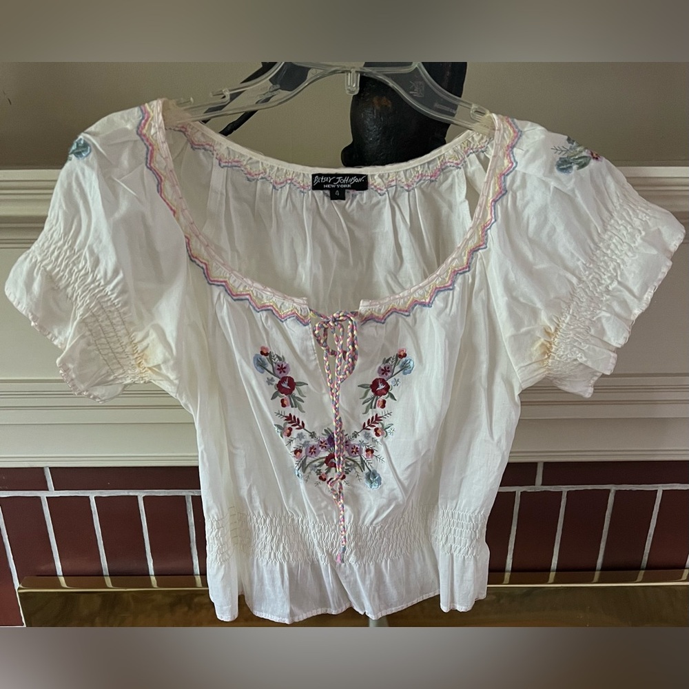 Betsey Johnson embroidered peasant top. Boho. Vintage. 00s era.  Size 4.